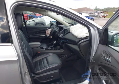 2019 Ford Escape Titanium z USA, uszkodzony, nr VIN 1FMCU9J9XKUB76466